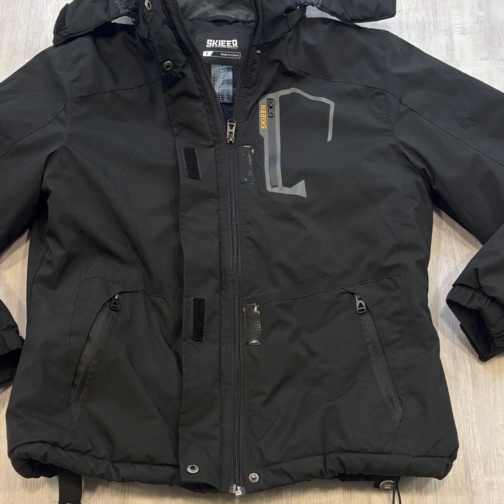 Skieer Waterproof Ski Jacket with detachable hood. Inside pockets. Size small. - Picture 4 of 10